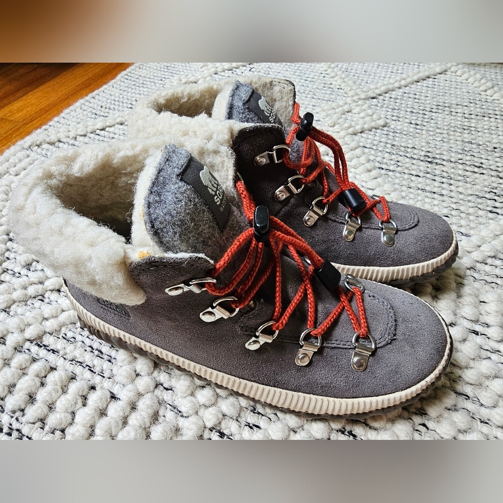 VGUC Sorel Out And About Conquest Winter Boots Sz. 5 Youth (Ladies Size 6.5 - 7)
